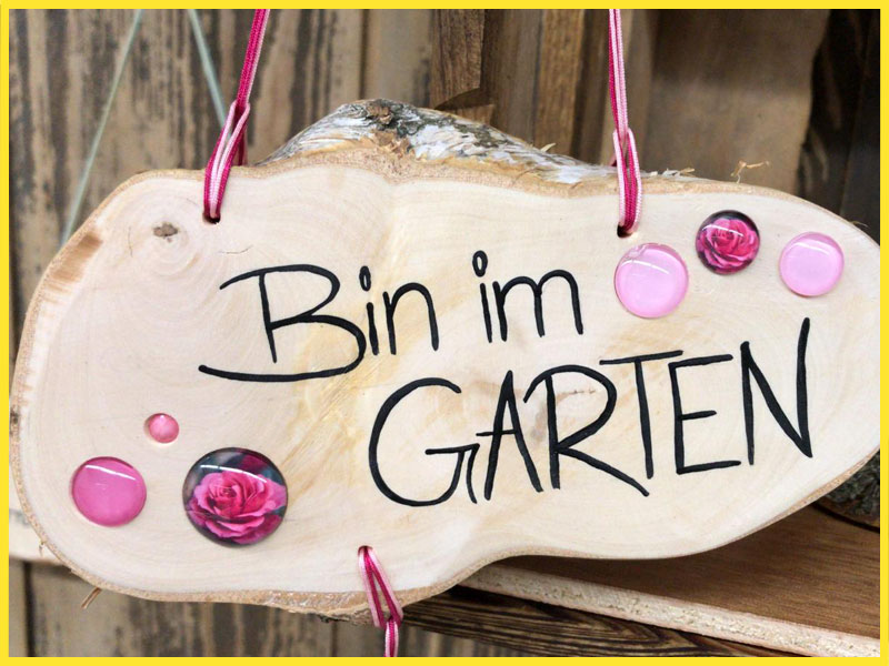 Holzschild mit der Aufschrift- Bin im Garten