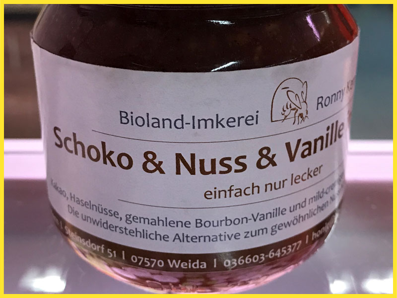 Ein Glas Brotaufstrich von der Bioland Imkerei